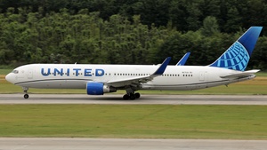Photo of N671UA - Boeing 767-322(ER) operated by United Airlines