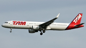 Photo of PT-XPF - Airbus A321-211 operated by TAM Linhas Aéreas