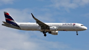 Photo of PT-XPF - Airbus A321-211 operated by LATAM Airlines Brasil