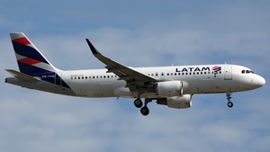 Photo of PR-TYO - Airbus A320-214 operated by LATAM Airlines Brasil