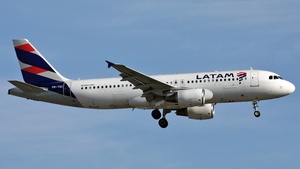 Photo of PR-TQC - Airbus A320-214 operated by LATAM Airlines Brasil