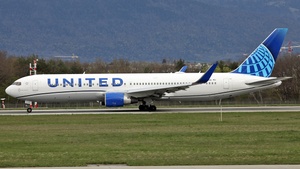 Photo of N675UA - Boeing 767-322(ER) operated by United Airlines