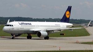 Photo of D-AIZT - Airbus A320-214 operated by Lufthansa