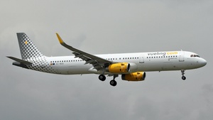 Photo of EC-MOO - Airbus A321-231 operated by Vueling