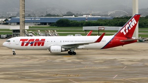 Photo of PT-MOF - Boeing 767-316(ER) operated by TAM Linhas Aéreas