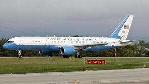 Photo of 98-0001 - Boeing C-32A operated by US Air Force
