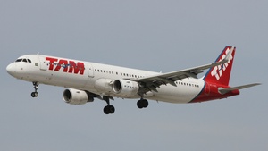Photo of PT-XPG - Airbus A321-211 operated by TAM Linhas Aéreas