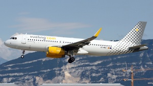 Photo of EC-MDZ - Airbus A320-232 operated by Vueling