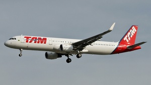Photo of PT-XPN - Airbus A321-211 operated by TAM Linhas Aéreas