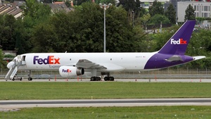 Photo of N927FD - Boeing 757-204(SF) operated by FedEx