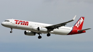 Photo of PT-MXQ - Airbus A321-231 operated by TAM Linhas Aéreas