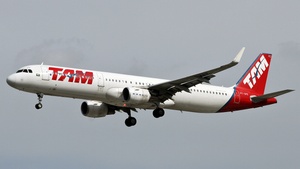 Photo of PT-XPE - Airbus A321-211 operated by TAM Linhas Aéreas