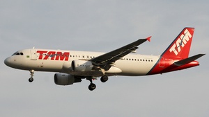 Photo of PR-MYQ - Airbus A320-214 operated by TAM Linhas Aéreas
