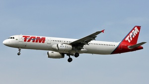 Photo of PT-MXI - Airbus A321-231 operated by TAM Linhas Aéreas
