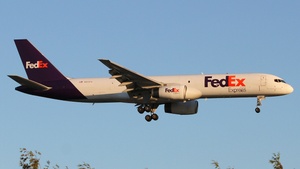 Photo of N913FD - Boeing 757-28A(SF) operated by FedEx