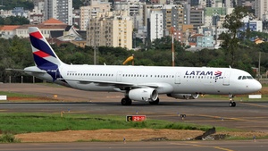 Photo of PT-MXB - Airbus A321-231 operated by LATAM Airlines Brasil