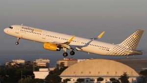 Photo of EC-MLM - Airbus A321-231 operated by Vueling
