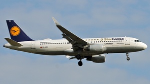 Photo of D-AIZX - Airbus A320-214 operated by Lufthansa