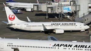 Photo of JA315J - Boeing 737-846 operated by Japan Airlines