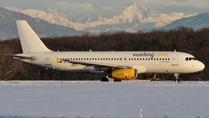 Photo of EC-LQM - Airbus A320-232 operated by Vueling