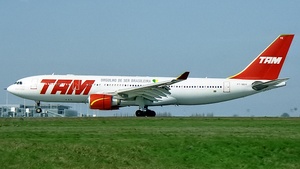 Photo of PT-MVK - Airbus A330-203 operated by TAM Linhas Aéreas