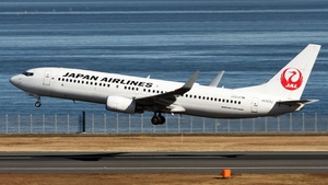 Photo of JA323J - Boeing 737-846 operated by Japan Airlines