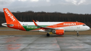 Photo of G-EZPD - Airbus A320-214 operated by easyJet