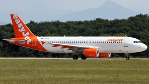 Photo of G-EZUA - Airbus A320-214 operated by easyJet