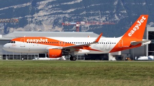 Photo of G-EZOL - Airbus A320-214 operated by easyJet
