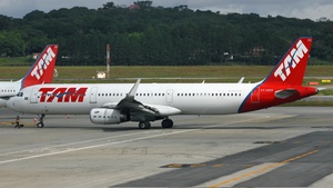 Photo of PT-MXO - Airbus A321-231 operated by TAM Linhas Aéreas