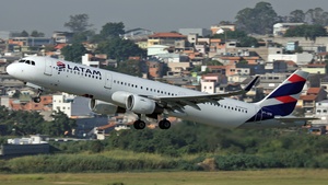 Photo of PT-XPB - Airbus A321-211 operated by LATAM Airlines Brasil