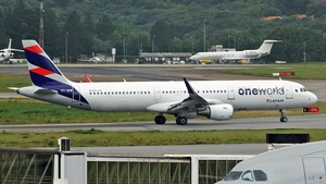 Photo of PT-XPB - Airbus A321-211 operated by LATAM Airlines Brasil