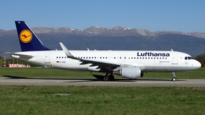Photo of D-AIUI - Airbus A320-214 operated by Lufthansa