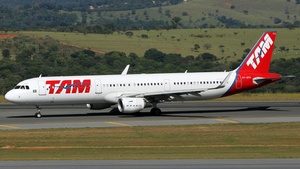 Photo of PT-XPA - Airbus A321-211 operated by TAM Linhas Aéreas