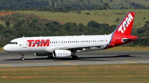 Photo of PT-MZH - Airbus A320-232 operated by TAM Linhas Aéreas