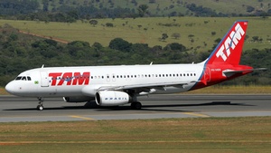 Photo of PR-MBQ - Airbus A320-232 operated by TAM Linhas Aéreas