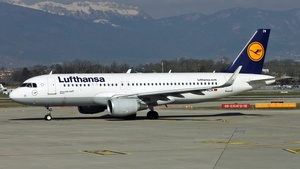 Photo of D-AIZW - Airbus A320-214 operated by Lufthansa