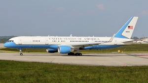 Photo of 98-0002 - Boeing C-32A operated by US Air Force