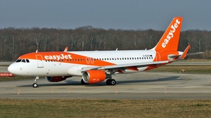 Photo of G-EZOV - Airbus A320-214 operated by easyJet