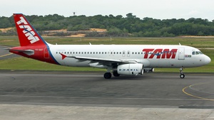 Photo of PR-MBT - Airbus A320-233 operated by TAM Linhas Aéreas