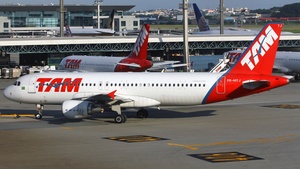 Photo of PR-MYJ - Airbus A320-214 operated by TAM Linhas Aéreas