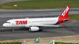 Photo of PT-MZG - Airbus A320-232 operated by TAM Linhas Aéreas
