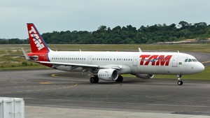 Photo of PT-XPI - Airbus A321-211 operated by TAM Linhas Aéreas