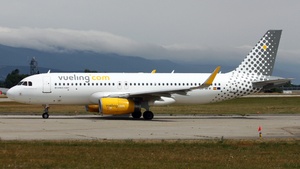 Photo of EC-MFM - Airbus A320-232 operated by Vueling