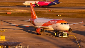 Photo of G-EZDA - Airbus A319-111 operated by easyJet