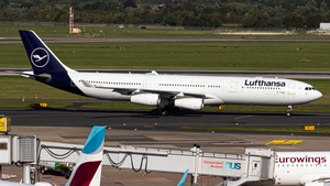 Photo of D-AIFD - Airbus A340-313 operated by Lufthansa