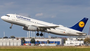 Photo of D-AIZJ - Airbus A320-214 operated by Lufthansa