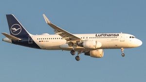Photo of D-AIUJ - Airbus A320-214 operated by Lufthansa