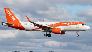 Photo of G-EZPE - Airbus A320-214 operated by easyJet