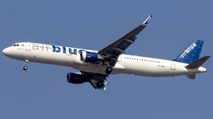 Photo of AP-BMN - Airbus A321-211 operated by Airblue